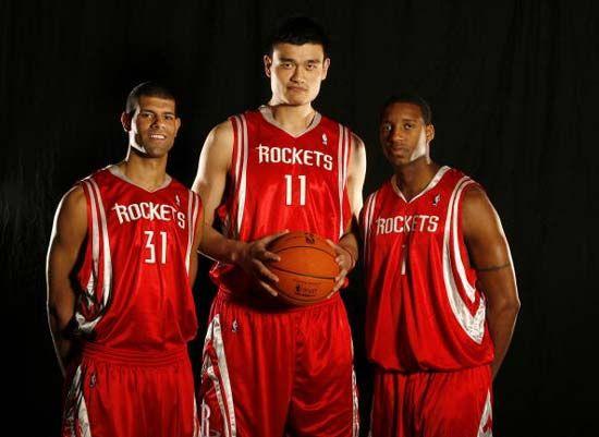 皇马客场对阵阿拉维斯，后防伤病严重，阿隆索面临解雇危机，需尽快取胜以保帅位。（客战阿拉维斯，皇马后防告急；阿隆索帅位危机四伏，唯有速胜自保）