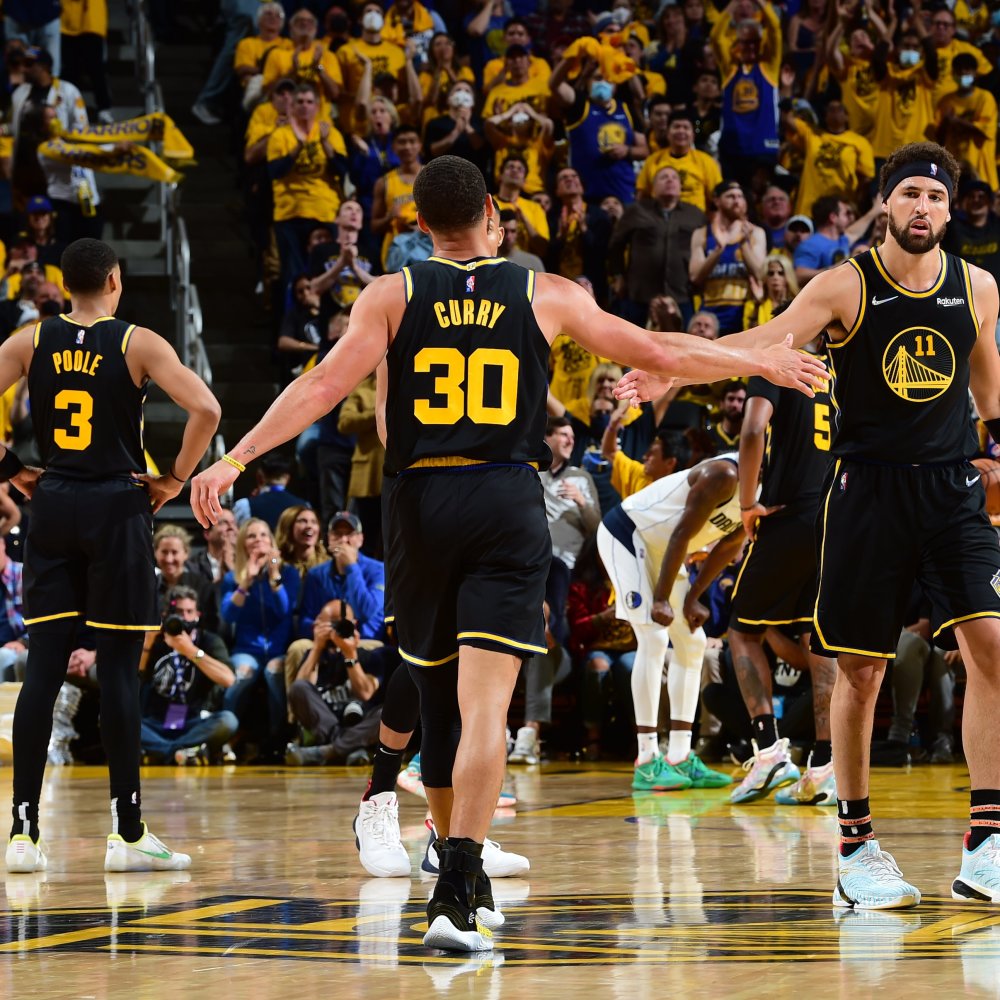 庆祝欧洲杯夺冠，英格兰女足前锋凯莉在伦敦街头跳舞（英格兰女足前锋凯莉伦敦街头起舞，庆祝欧洲杯夺冠）