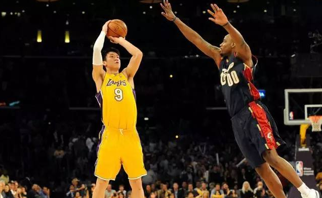 队记：鹈鹕不会草率地接受锡安报价，交易或要等到明年休赛期（随队记者：鹈鹕对锡安报价不急于拍板，交易或将推迟至明年休赛期）