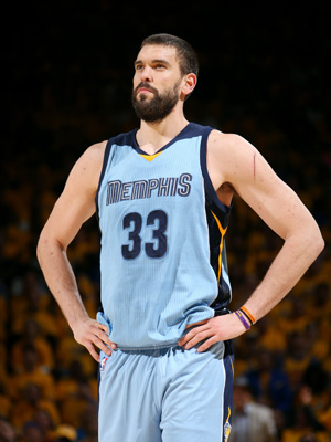 西班牙队球衣设计师：深蓝色致敬2010世界杯和伊涅斯塔绝杀球（西班牙队新球衣以深蓝致敬2010世界杯与伊涅斯塔绝杀）