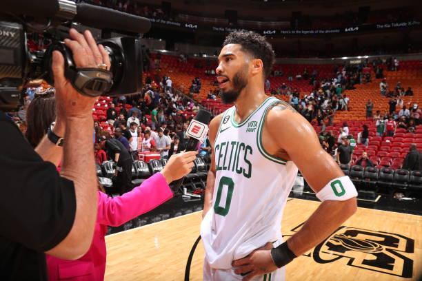 欧冠92年改制后戴帽数前10：梅西、C罗8次第1，姆巴佩5次第4（1992年欧冠改制以来帽子戏法前十：梅西与C罗各8次并列第1，姆巴佩5次第4）