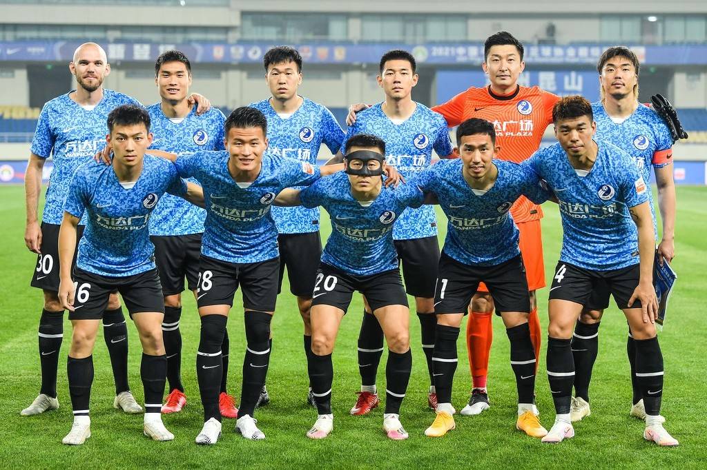 新疆95-96深圳遭3坏消息！外援配置糟糕，外线防守拉胯，欠缺领袖