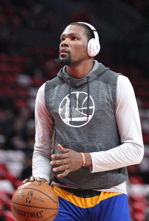 特维斯率塔列雷斯对阵博卡，赛后收到博卡赠送的纪念球衣（特维斯率领塔列雷斯迎战博卡，赛后获赠博卡纪念球衣）